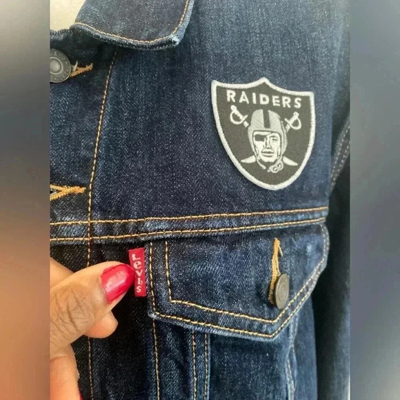 VERY RARE Levi’s Oakland (Vegas) Raiders Dark Denim Jean Jacket Size Large - Picture 9 of 14
